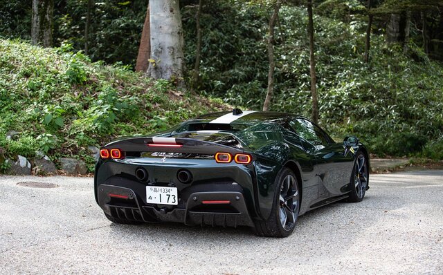 まさに天国に行くような気分にしてくれるスーパーカー──フェラーリ史上最強のロードカー「SF90」に試乗｜Ferrari
