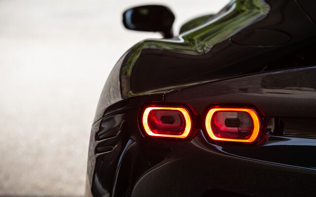 まさに天国に行くような気分にしてくれるスーパーカー──フェラーリ史上最強のロードカー「SF90」に試乗｜Ferrari