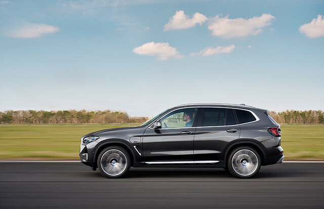 BMW、ハンズオフ機能などを追加したマイチェン版X3 、X4を発売｜BMW