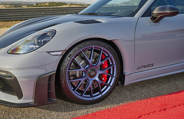 The top model of the 718 range, the 718 Cayman GT4 RS, is now available for order | Porsche  