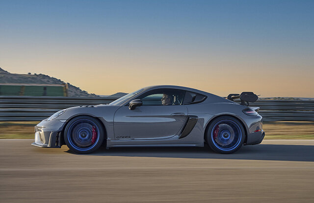 The top model of the 718 range, the 718 Cayman GT4 RS, is now available for order | Porsche  