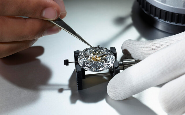 昔ながらのトリプルカレンダーが、モダンかつシャープな雰囲気のエッジモデルに生まれ変わりました｜VACHERON CONSTANTIN