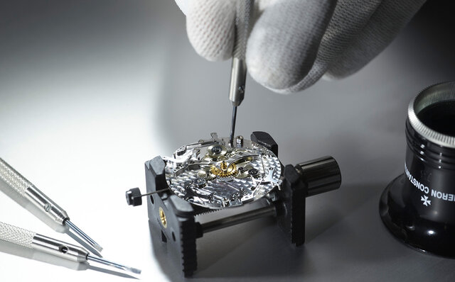 昔ながらのトリプルカレンダーが、モダンかつシャープな雰囲気のエッジモデルに生まれ変わりました｜VACHERON CONSTANTIN