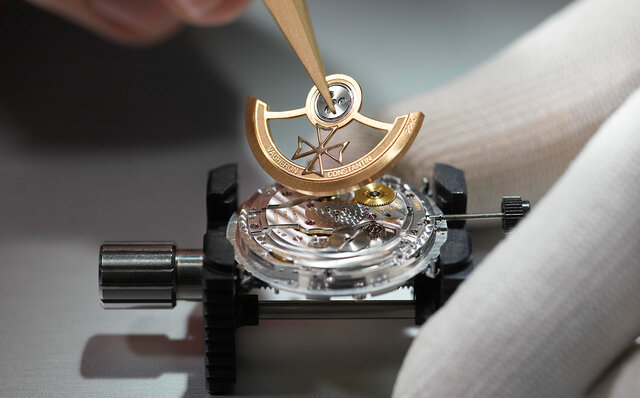 昔ながらのトリプルカレンダーが、モダンかつシャープな雰囲気のエッジモデルに生まれ変わりました｜VACHERON CONSTANTIN
