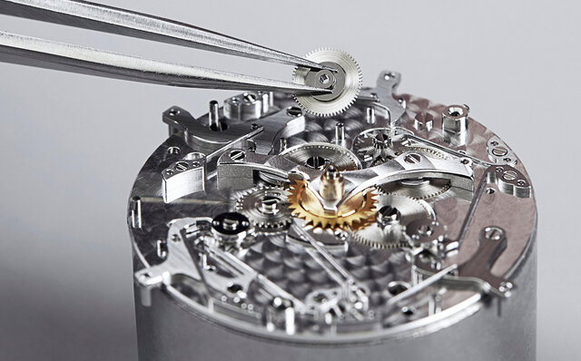 昔ながらのトリプルカレンダーが、モダンかつシャープな雰囲気のエッジモデルに生まれ変わりました｜VACHERON CONSTANTIN