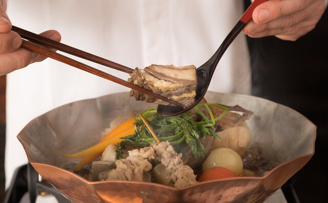 料理人の知識・手捌きを独占する和食版シェフズ・テーブル。「星のや軽井沢」究極のもてなしがここにあり！｜TRAVEL