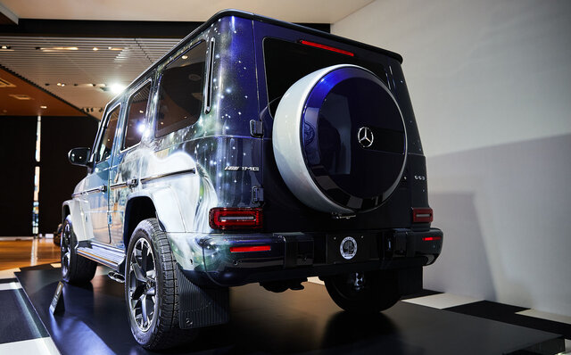 パレス スケートボードとのカプセルコレクションを記念したアートカーが東京に上陸｜Mercedes Benz