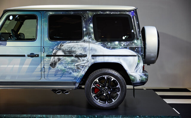 パレス スケートボードとのカプセルコレクションを記念したアートカーが東京に上陸｜Mercedes Benz