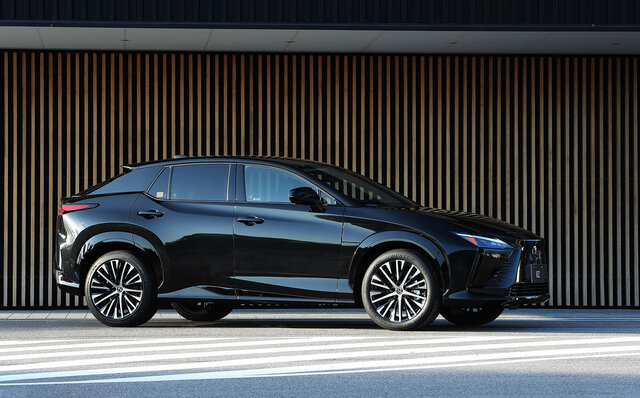 レクサス初となるバッテリーEV専用モデル「RZ」プロトタイプに試乗──その走り味とは？　｜LEXUS