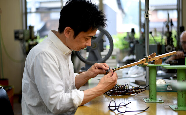 Eyeglass frames crafted from biodegradable "earth-return" bioplastic material | Araoka Glasses