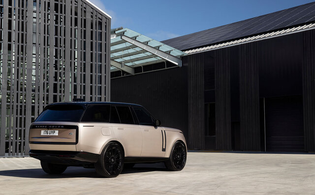 Test Drive of the New Range Rover—A Truly World-Class Luxury SUV | Land Rover Test Drive of the New Range Rover—A Truly World-Class Luxury SUV | Land Rover