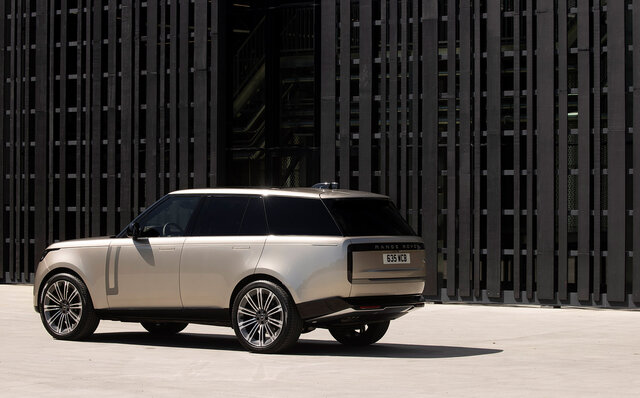 Test Drive of the New Range Rover—A Truly World-Class Luxury SUV | Land Rover Test Drive of the New Range Rover—A Truly World-Class Luxury SUV | Land Rover