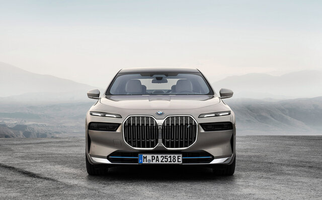 BMW's flagship sedan, the new 7 Series, goes on sale—the first BEV, the i7, is also in the lineup | BMW