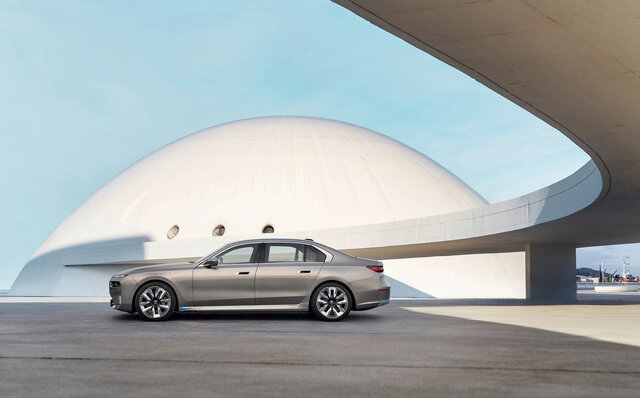 BMW's flagship sedan, the new 7 Series, goes on sale—the first BEV, the i7, is also in the lineup | BMW
