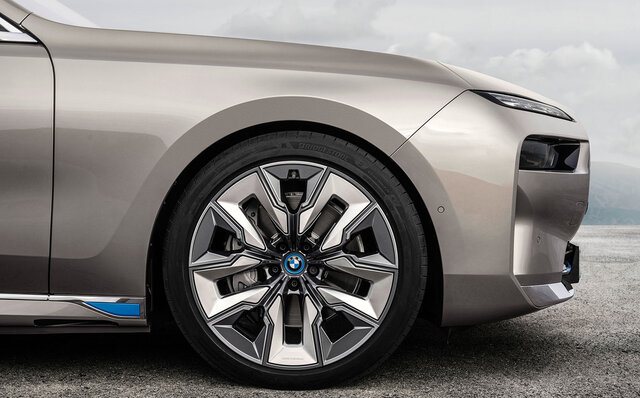 BMW's flagship sedan, the new 7 Series, goes on sale—the first BEV, the i7, is also in the lineup | BMW