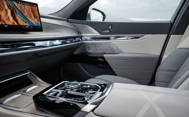 BMW's flagship sedan, the new 7 Series, goes on sale—the first BEV, the i7, is also in the lineup | BMW