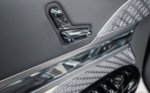BMW's flagship sedan, the new 7 Series, goes on sale—the first BEV, the i7, is also in the lineup | BMW