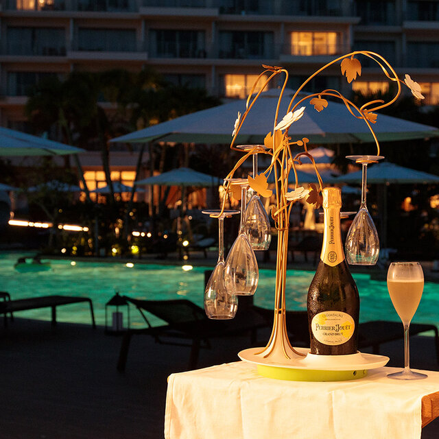 Like a tale from the Arabian Nights. Enjoy adult time at Ishigaki Island's golden 'Night Pool'! | TRAVEL