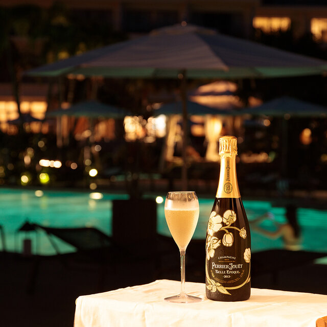 Like a tale from the Arabian Nights. Enjoy adult time at Ishigaki Island's golden 'Night Pool'! | TRAVEL