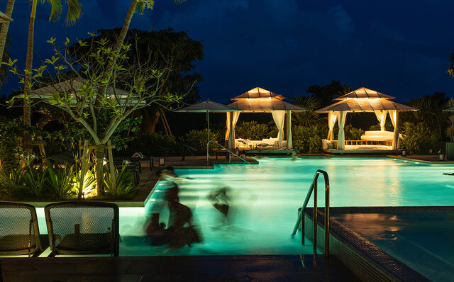 Like a tale from the Arabian Nights. Enjoy adult time at Ishigaki Island's golden 'Night Pool'! | TRAVEL