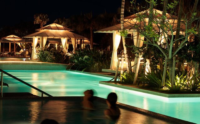 Like a tale from the Arabian Nights. Enjoy adult time at Ishigaki Island's golden 'Night Pool'! | TRAVEL