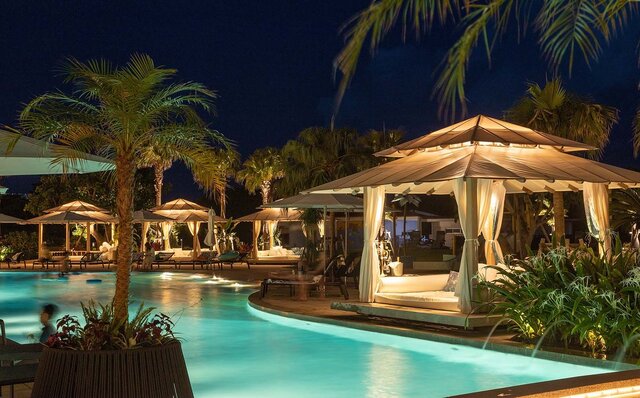 Like a tale from the Arabian Nights. Enjoy adult time at Ishigaki Island's golden 'Night Pool'! | TRAVEL