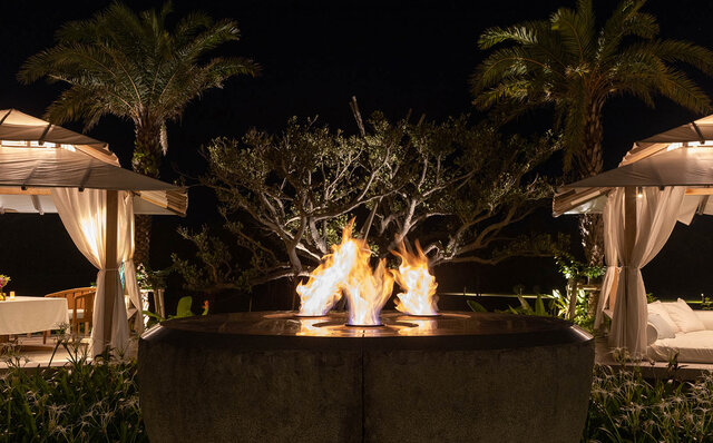 Like a tale from the Arabian Nights. Enjoy adult time at Ishigaki Island's golden 'Night Pool'! | TRAVEL