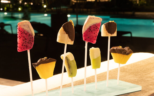 Like a tale from the Arabian Nights. Enjoy adult time at Ishigaki Island's golden 'Night Pool'! | TRAVEL