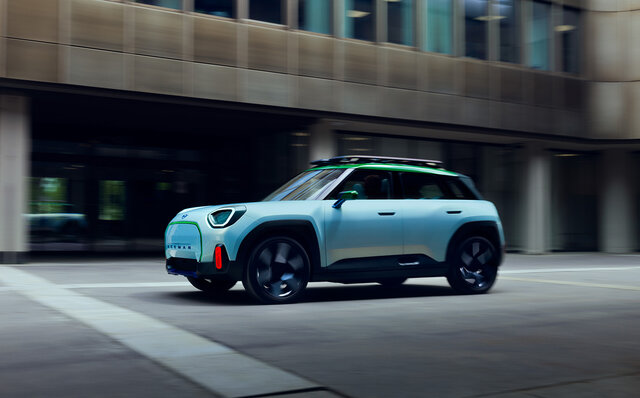 MINIの未来を提示するBEVクロスオーバーコンセプト「コンセプト エースマン」を世界初披露｜MINI