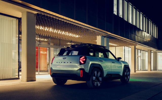 MINIの未来を提示するBEVクロスオーバーコンセプト「コンセプト エースマン」を世界初披露｜MINI