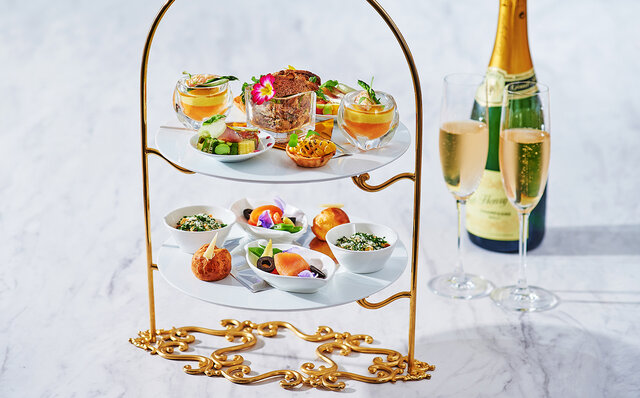 Enjoy Champagne and Beer on the Terrace with Panoramic Views of Tokyo Bay's Nightscape | INTERCONTINENTAL TOKYO BAY