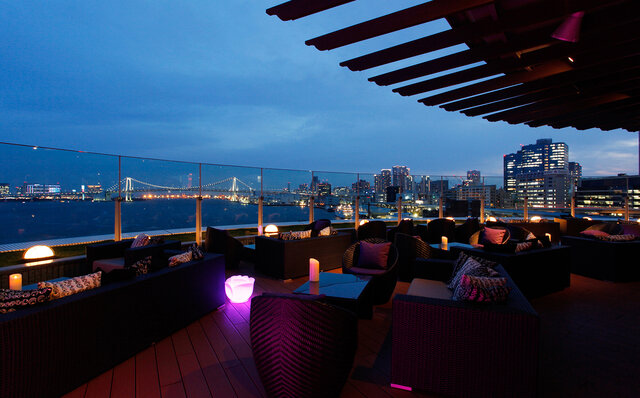 Enjoy Champagne and Beer on the Terrace with Panoramic Views of Tokyo Bay's Nightscape | INTERCONTINENTAL TOKYO BAY