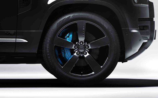 『007／ノー・タイム・トゥ・ダイ』に登場したディフェンダーがチャリティオークションに！｜Jaguar Land Rover
