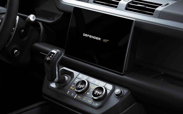 『007／ノー・タイム・トゥ・ダイ』に登場したディフェンダーがチャリティオークションに！｜Jaguar Land Rover
