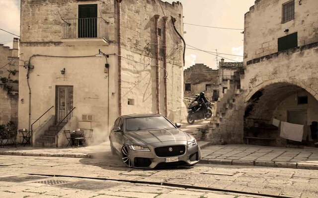 『007／ノー・タイム・トゥ・ダイ』に登場したディフェンダーがチャリティオークションに！｜Jaguar Land Rover