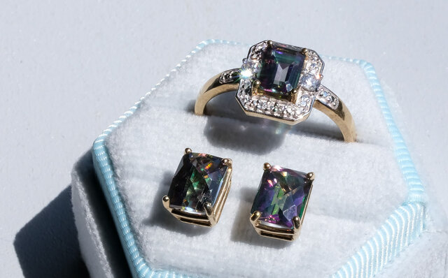 Adorn the season with sustainable vintage jewelry | chili