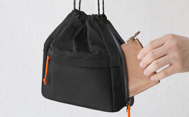 A drawstring design for easy access. The "Handy Pouch" can be used both inside and outside your bag ｜ KINGJIM