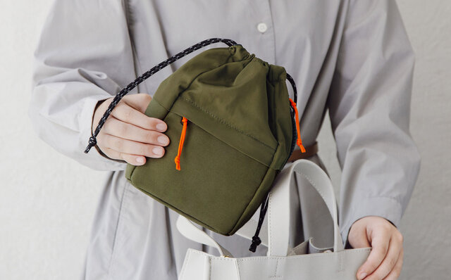 A drawstring design for easy access. The "Handy Pouch" can be used both inside and outside your bag ｜ KINGJIM