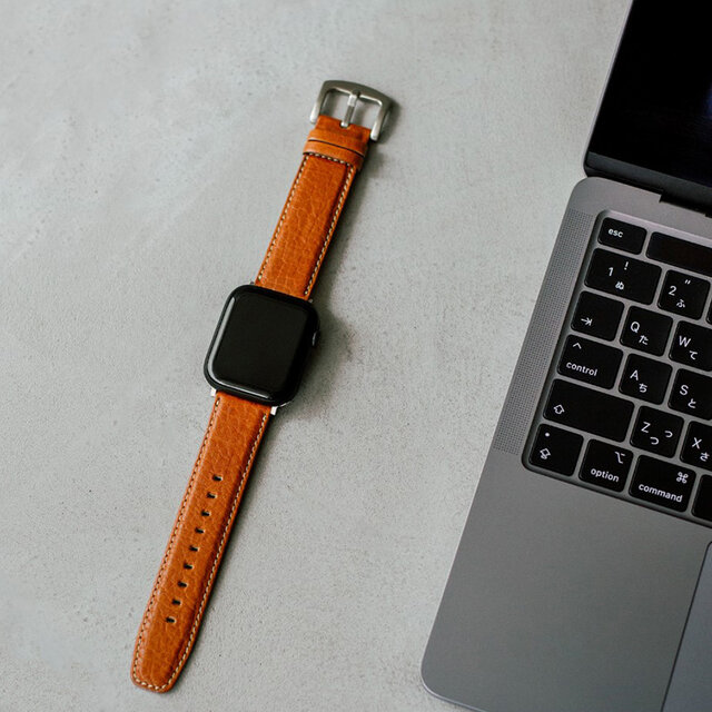 Add a touch of quality with Japanese oil-tanned leather that beautifully ages over time. "Leather Band for Apple Watch" | TSUCHIYA-KABAN