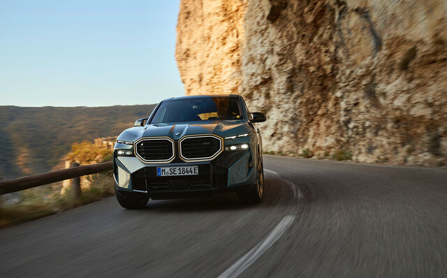 BMW M史上最強パワーを誇るPHEVモデル──BMW「XM」がデビュー｜BMW