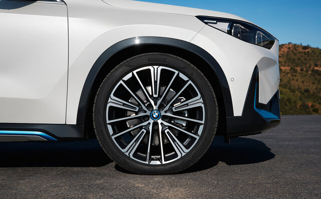 航続距離465kmのBEVもラインアップ──新型BMW「X1」がデビュー｜BMW