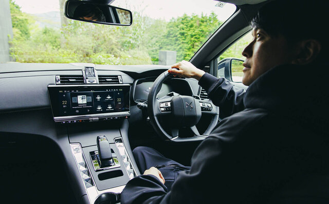 What is Travel Art? Murakami Kaikai experiences French luxury with the DS7 | DS
