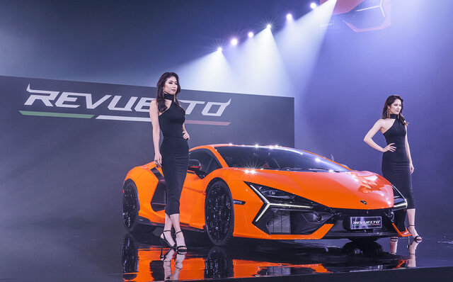 Lamborghini's First PHEV Flagship, the Revuelto, Makes its Japan Premiere | Lamborghini