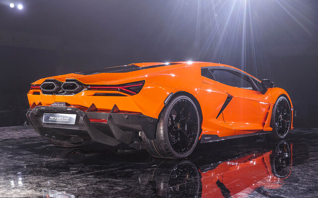 Lamborghini's First PHEV Flagship, the Revuelto, Makes its Japan Premiere | Lamborghini
