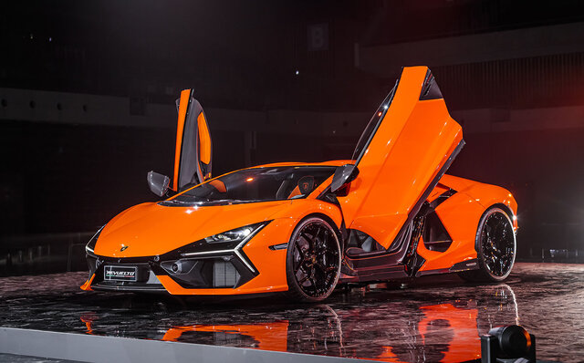 Lamborghini's First PHEV Flagship, the Revuelto, Makes its Japan Premiere | Lamborghini