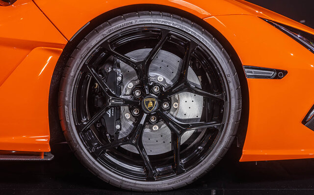 Lamborghini's First PHEV Flagship, the Revuelto, Makes its Japan Premiere | Lamborghini