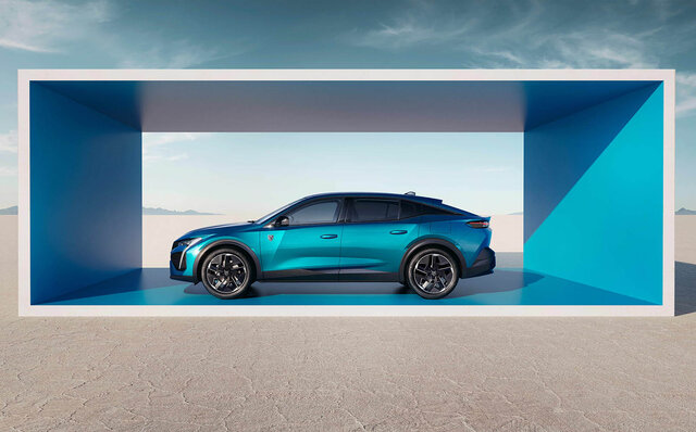 ファストバックとクロスオーバーを融合させた“新種”──プジョー408が日本に上陸 ｜PEUGEOT