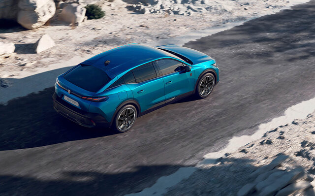 ファストバックとクロスオーバーを融合させた“新種”──プジョー408が日本に上陸 ｜PEUGEOT