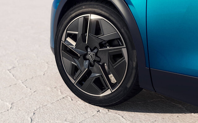 ファストバックとクロスオーバーを融合させた“新種”──プジョー408が日本に上陸 ｜PEUGEOT
