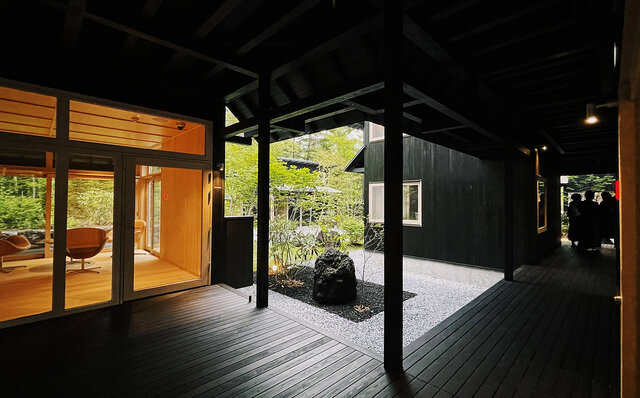 「ししいわハウス軽井沢」で楽しむ建築美と自然の静穏｜TRAVEL